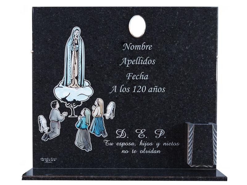 Lápida con Virgen de Fátima grabada