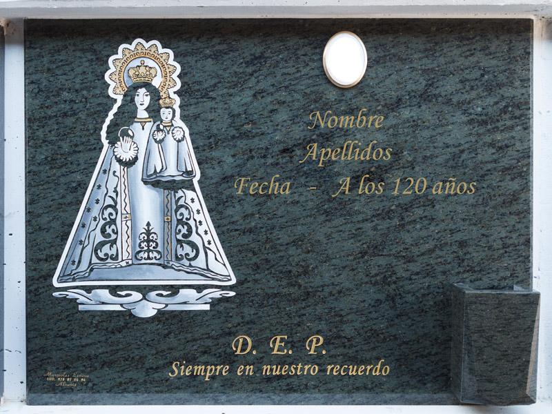 Lápida con Virgen de Pueyos grabada